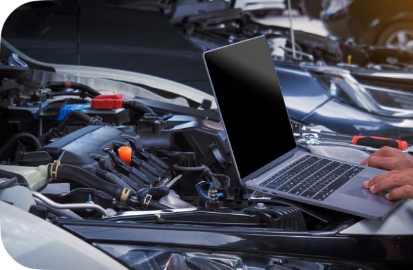 パソコンを使って車を整備している様子